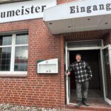 Akin Ayhan im Eingangsbereich der Gaststätte Baumeister.
