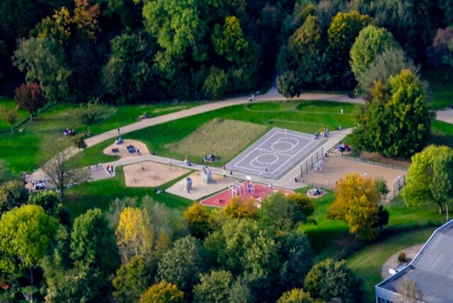 Das Hallenbad Castrop-Rauxel an der Bahnhofstraße / Stadtmittelpunkt mitsamt dem Super-Spielplatz „Spiel- und Sportpark Castroper Holz“.