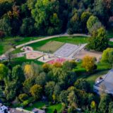 Das Hallenbad Castrop-Rauxel an der Bahnhofstraße / Stadtmittelpunkt mitsamt dem Super-Spielplatz „Spiel- und Sportpark Castroper Holz“.