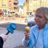 Danuta Ott isst zwei Kugeln Eis. Eine Ruhrnachrichten Reporterin hält ein Mikrofon in ihre Richtung.
