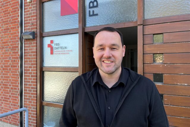 Simon Köcher, Leiter der Familienbildungsstätte, steht vor dem Gebäude an der Kirchstraße 29.
