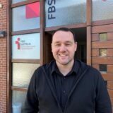 Simon Köcher, Leiter der Familienbildungsstätte, steht vor dem Gebäude an der Kirchstraße 29.