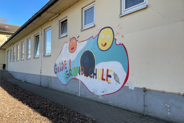 Buntes Bild an der Fassade der maroden Gilden-Europa-Schule in Dortmund-Huckarde.