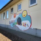 Buntes Bild an der Fassade der maroden Gilden-Europa-Schule in Dortmund-Huckarde.