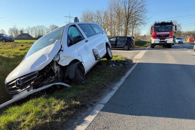 Im Berufsverkehr kam es in Dorsten zu einem Verkehrsunfall. Ein Transporter landete im Graben.