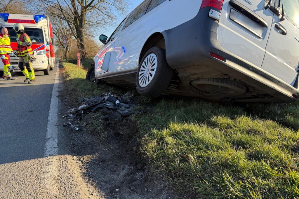 Ein Transporter landete durch einen Unfall im Graben. Ein Transporter landete durch einen Unfall im Graben.