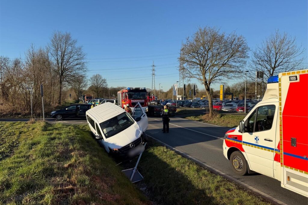 Der Unfall sorgte für Einschränkungen auf der Hervester Straße in Dorsten-Wulfen. Der Unfall sorgte für Einschränkungen auf der Hervester Straße in Dorsten-Wulfen.