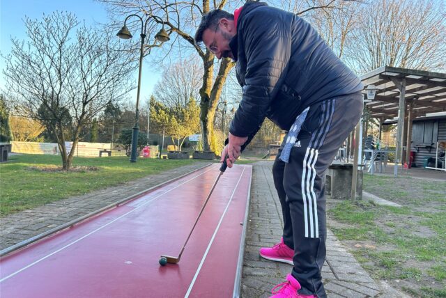 Stefan Seifert vom BGV Backumer Tal spielt Minigolf.