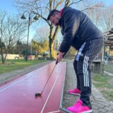 Stefan Seifert vom BGV Backumer Tal spielt Minigolf.