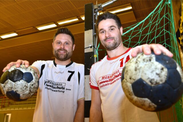 Handball, 18. März 2025, Halle an der Kuhstraße. Fabian und Frederic Hentschel freuen sich aufs bevorstehende Topspiel gegen TV Einigkeit Brockhagen, in dem es um den Aufstieg in die Oberliga geht. Beim letzten großen Aufstieg des SV Westerholt im Mai 2009 waren beide schon dabei.