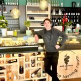 Pascal Hermeler steht vor seinem neuen Thekenbereich im „Tasting Room“.