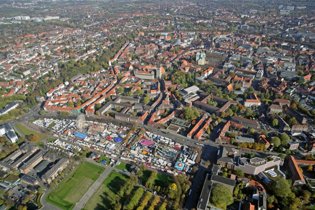 Luftbild der Stadt Münster mit dem Send auf dem Schlossplatz. Luftbild der Stadt Münster mit dem Send auf dem Schlossplatz.