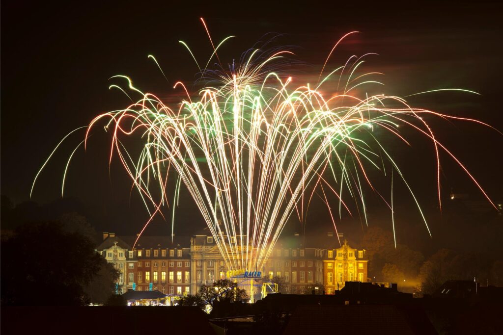 Feuerwerk erleuchtet beim Send in Münster den Himmel über dem Schloss. Feuerwerk erleuchtet beim Send in Münster den Himmel über dem Schloss.