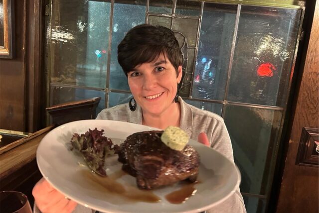 Reporterin Jessica Filet präsentiert das Filet-Steak, das sie im „Le Bon Filet Steakhouse“ in Dortmund getestet hat.