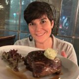 Reporterin Jessica Filet präsentiert das Filet-Steak, das sie im „Le Bon Filet Steakhouse“ in Dortmund getestet hat.