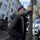 Jens Gollnow vor einer brennenden Straßenlaterne an der Redtenbacherstraße in Dortmund.