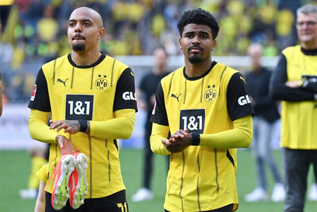 Donyell Malen und Ian Maatsen klatschen in die Hände.