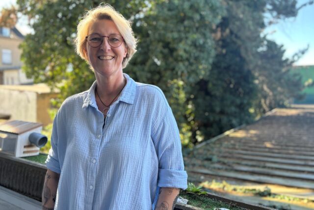 Diana Engelhardt steht auf ihrem Balkon in ihrer Wohnung in Habinghorst.