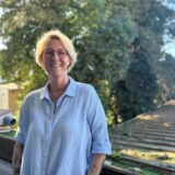 Diana Engelhardt steht auf ihrem Balkon in ihrer Wohnung in Habinghorst.