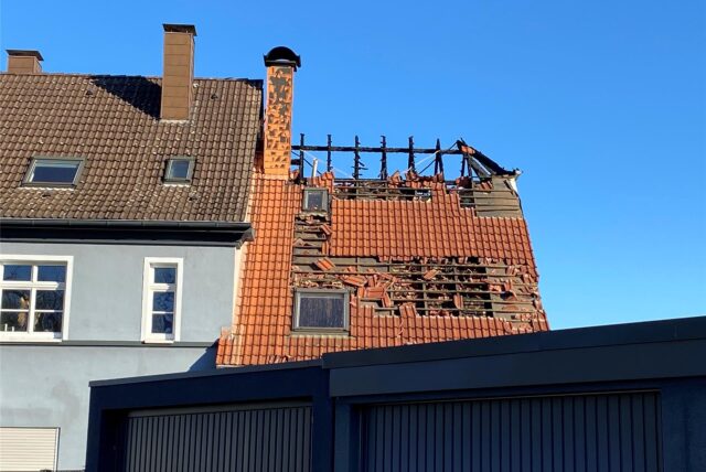 Blick auf ein zerstörtes Dach eines Wohnhauses in Herten-Langenbochum an der Feldstraße.