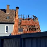 Blick auf ein zerstörtes Dach eines Wohnhauses in Herten-Langenbochum an der Feldstraße.