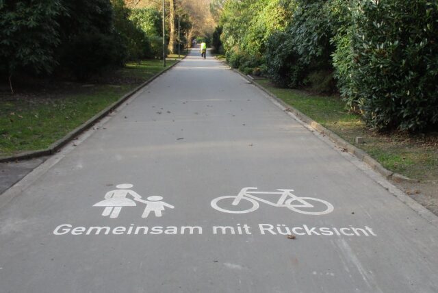 Piktogramme auf dem Fuß- und Radweg über den Hauptfriedhof