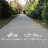 Piktogramme auf dem Fuß- und Radweg über den Hauptfriedhof