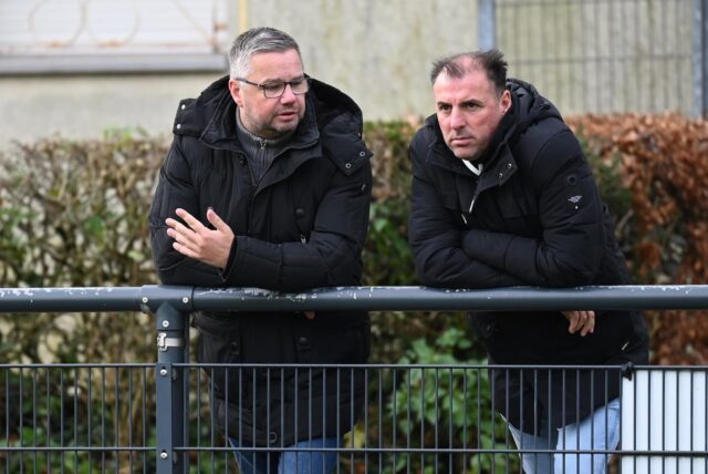 Toni Kotziampassis (l.), hier im Austausch mit Jugendleiter Arthur Emschermann, sucht für die nächste Saison einen Trainer für die zweite Mmannschaft.