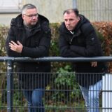 Toni Kotziampassis (l.), hier im Austausch mit Jugendleiter Arthur Emschermann, sucht für die nächste Saison einen Trainer für die zweite Mmannschaft.