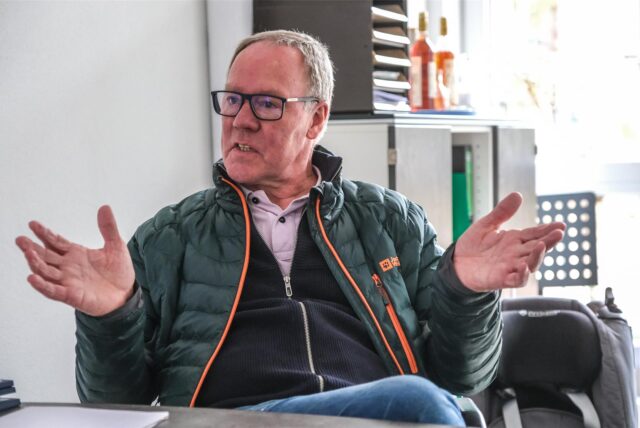 Johannes Dörlemann sitzt an einem Tisch in seinem Büro in Recklinghausen-Essel.