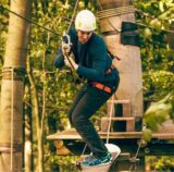 Ein Kletterer balanciert auf einem Parcour-Element