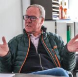 Johannes Dörlemann sitzt an einem Tisch in seinem Büro in Recklinghausen-Essel.
