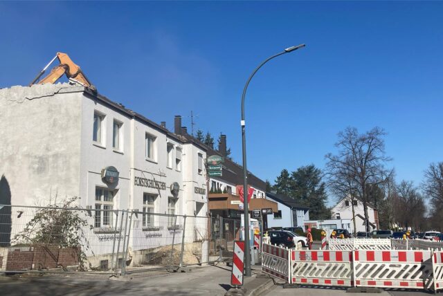 Abrissbagger über Restaurant Forstschlösschen in Dortmund-Kirchhörde