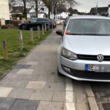 Eine Leserin schickte uns zwei Fotos von der Parklage an der Lambertstraße. Hier stehen Fahrzeuge ein paar Zentimeter über der auf dem Gehweg aufgemalten Linie.
