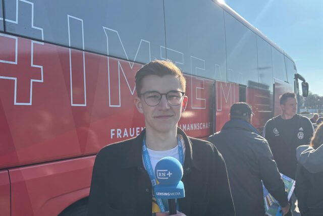Unser Reporter Julius Obhues berichtet von der Abreise der Nationalmannschaft vom Flughafen Dortmund.