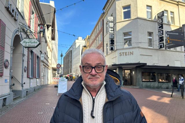 Wolfgang Rill ist der Sprecher des Marktquartiers in der Altstadt von Recklinghausen. Hier steht er auf der Breiten Straße, im Hintergrund sind der Altstadtmarkt und die Einmündung Löhrhofstraße zu sehen.