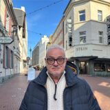 Wolfgang Rill ist der Sprecher des Marktquartiers in der Altstadt von Recklinghausen. Hier steht er auf der Breiten Straße, im Hintergrund sind der Altstadtmarkt und die Einmündung Löhrhofstraße zu sehen.