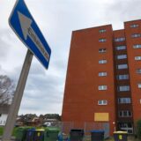 Ein geräumtes Wohnhaus an der Blumenstraße in Kamen, daneben die Beigeordnete Hanna Schulze aus der Stadtverwaltung Kamen.