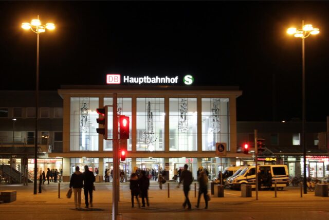 Dortmunder Hauptbahnhof bei Nacht.