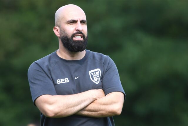 Saiffidin El Batal steht mit verschränkten Armen am Spielfeldrand