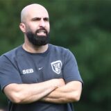 Saiffidin El Batal steht mit verschränkten Armen am Spielfeldrand