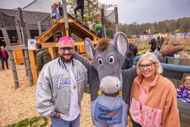 Dennis Klapschus, Schirmherr der neuen Kinderbaustelle, und Sandra Heller, Vorstandsvorsitzende der help and hope Stiftung, bei der Eröffnung der neuen Attraktion auf Gut Königsmühle in Dortmund.