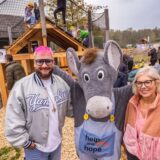 Dennis Klapschus, Schirmherr der neuen Kinderbaustelle, und Sandra Heller, Vorstandsvorsitzende der help and hope Stiftung, bei der Eröffnung der neuen Attraktion auf Gut Königsmühle in Dortmund.