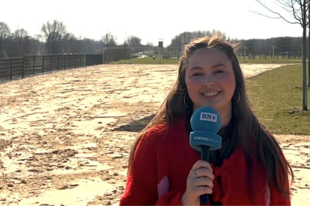 Redakteurin Tabea Bremer steht vor dem Emscher Strand am Emscher Land.