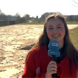 Redakteurin Tabea Bremer steht vor dem Emscher Strand am Emscher Land.