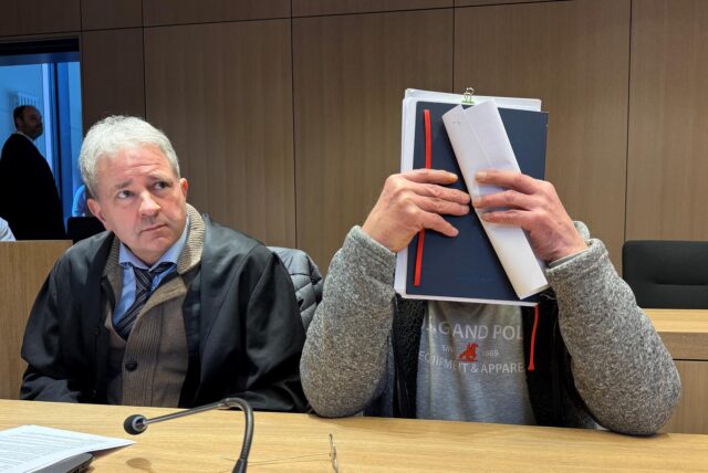 Der Rentner (65) aus Herten neben Verteidiger Lars Volkenborn beim Prozessauftakt vor dem Bochumer Schwurgericht. Am 19. März wurde der 65-Jährige wegen versuchten Mordes verurteilt.