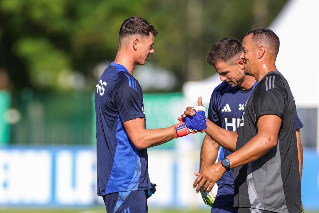 Luca Podlech (l.) mit Michael Langer und Torwarttrainer Stephan Loboué.