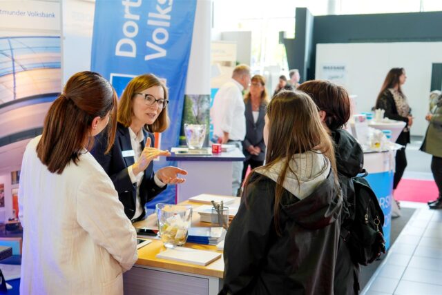 Beratung für Besucher am Infostand der Volksbank.