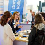 Beratung für Besucher am Infostand der Volksbank.
