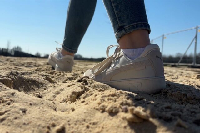 Eine große Fläche Sand auf einem umzäunten Gebiet.